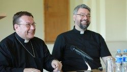 Le père Kirill Gorbunov (à droite), avec l'archevêque de Moscou, Mgr Paolo Pezzi (à gauche). 