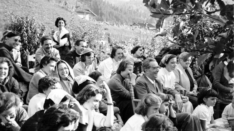 Vacanze in Trentino, al centro Igino Giordani con alla sua sinistra Chiara Lubich