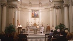 Un sacerdote pronuncia su homilía durante la misa.