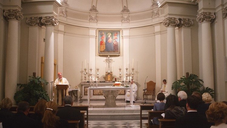 Un sacerdote pronuncia su homilía durante la misa.