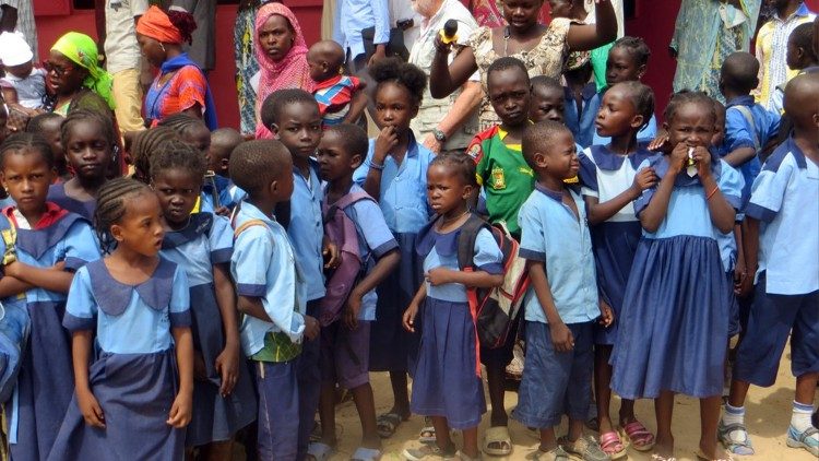 Gli alunni di una scuola del PIME in Camerun. 