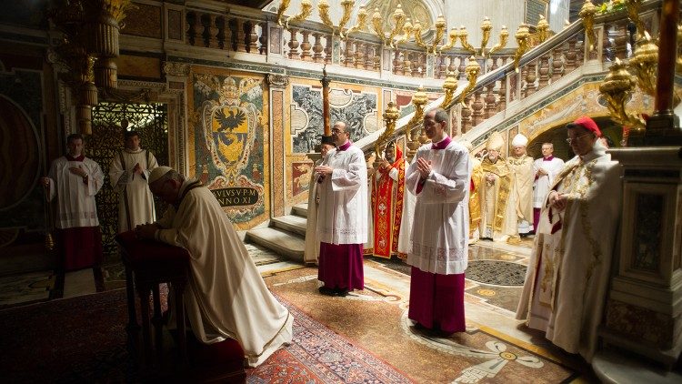 Молитва на гробі святого Петра перед початком Святої Меси