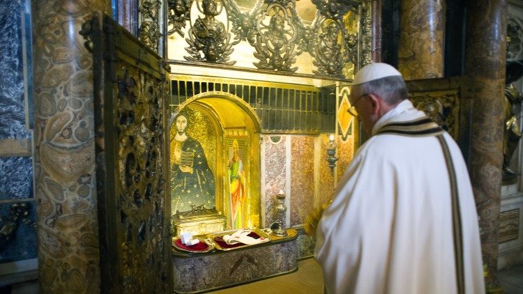 教宗方济各在圣伯多禄墓前祈祷