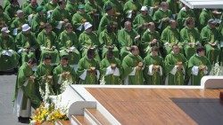 Priesteri svin Euharistiju