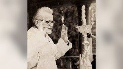 Dom Simon Jubani gjatë kremtimit të Meshës në varreza të Shkodrës