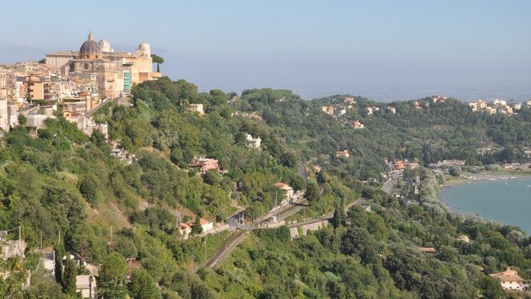 Beliebstes Ausflugsziel: Die Päpstliche Sommerresidenz von Castel Gandolfo über dem Albaner See