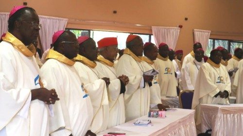 Uganda: Warnung vor falschen Bischöfen und Priestern