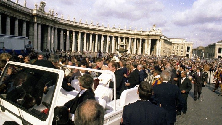 Giovanni Paolo II ferito in Piazza San Pietro nell'attentato del 13 maggio 1981