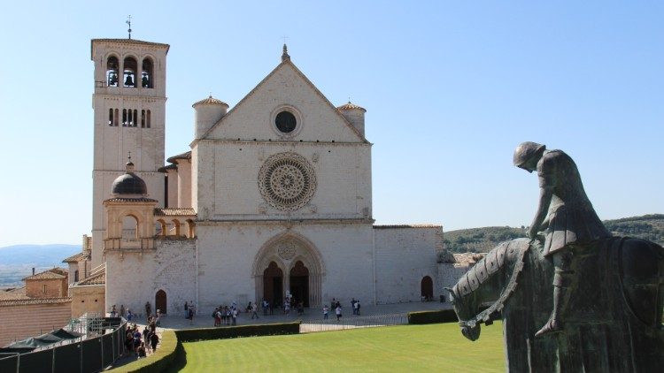 Statue des Heiligen Franz von Assisi vor der Franziskus-Basilika in Assisi