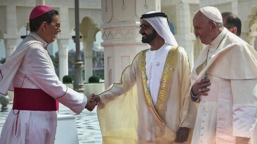 Aperto de mão entre Al Maktoum e Dom Ayuso Guixot na visita do Papa em Abu Dhabi, fevereiro de 2019