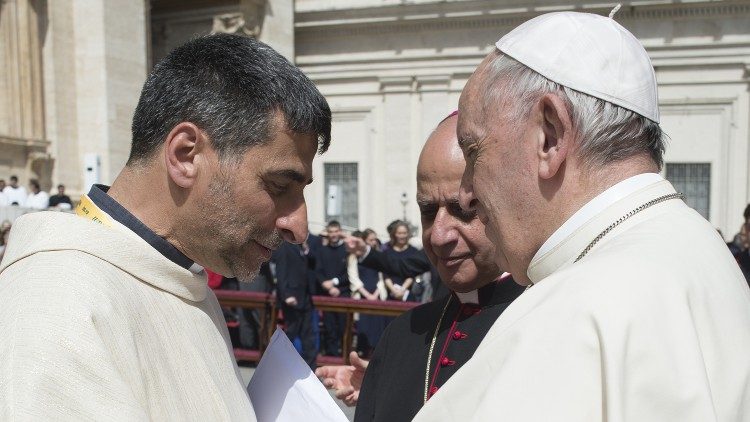 Il Papa con l'Ispettore dei cappellani d'Italia in una foto di repertorio (archivio)