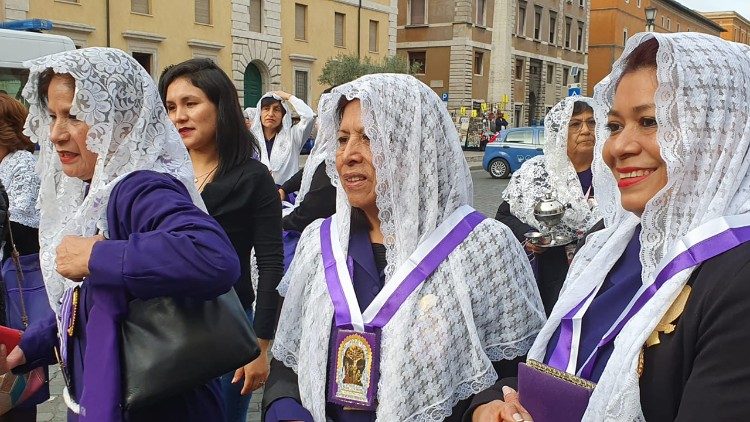 As saunadoras na procissão do "Señor de los Milagros"