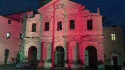 Kościół św. Bartłomieja na Wyspie w Rzymie - podświetlony na czerwono podczas Red Week w 2019 roku