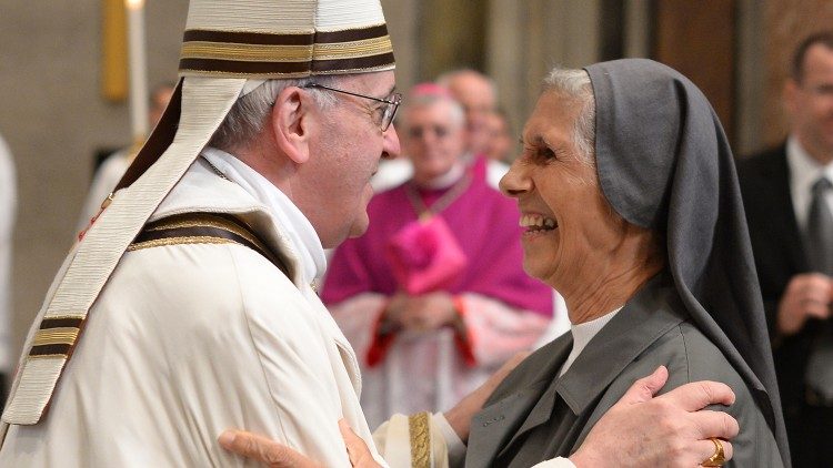 Na Missa de início do ministero petrino, Papa francisco encontra sua prima, Irmã Ana Rosa Sivori