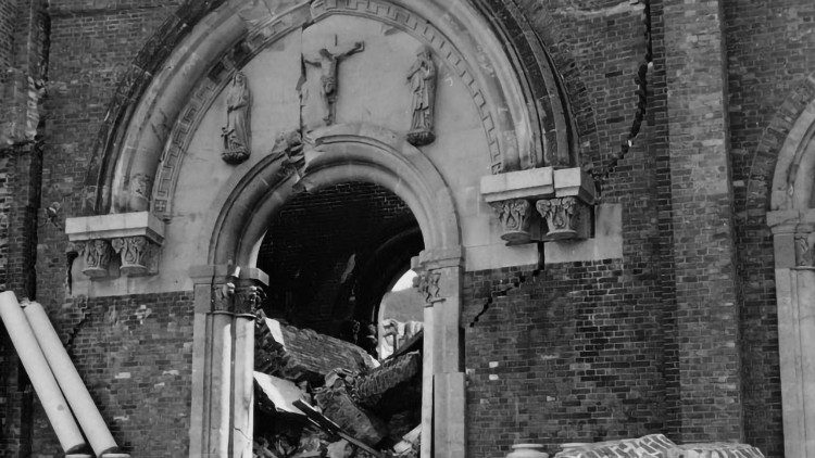 Zniszczona katedra w Nagasaki, 1945