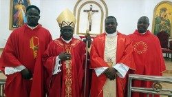 Dom Mathew Kukah, Bispo de Sokoto, Nigéria, com alguns padres