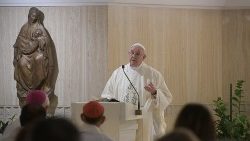 El Papa Francisco tiene la homilía en la misa en Casa Santa Marta
