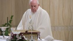 El Papa Francisco celebra la Misa matutina en la capilla de la Casa de Santa Marta