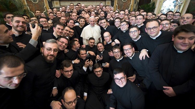 Franziskus mit Priestern und Seminaristen: Aufnahme von 2016