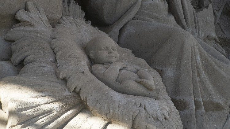 2018.12.25 Urbi et Orbi - Natale in piazza san Pietro - Papa Francesco - bambinello, presepe di sabbia, Bambin Gesù