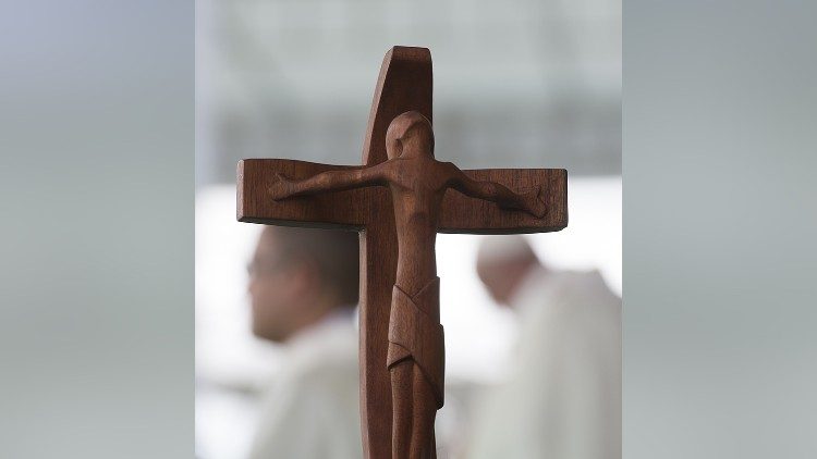 Kruzifix bei einer Papstmesse in Kolumbien 2017