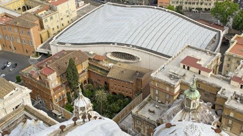 La Città del Vaticano vista dall'alto, in primo piano l'Aula Paolo VI