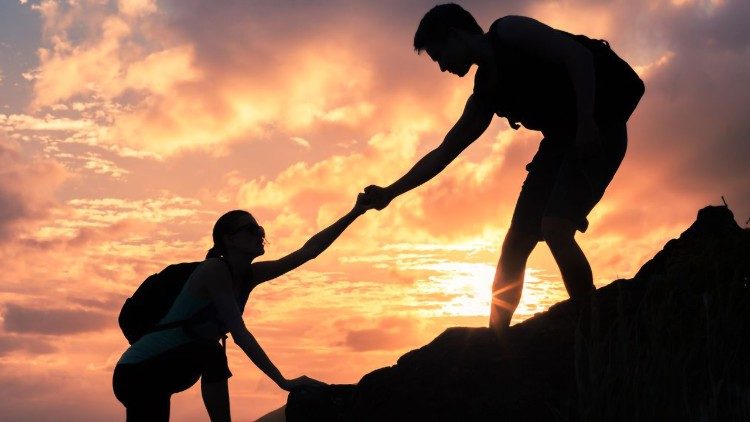 Trata-se de um dos muitos programas sociais que a Igreja no Chile oferece e tem a característica de envolver especialmente jovens voluntários