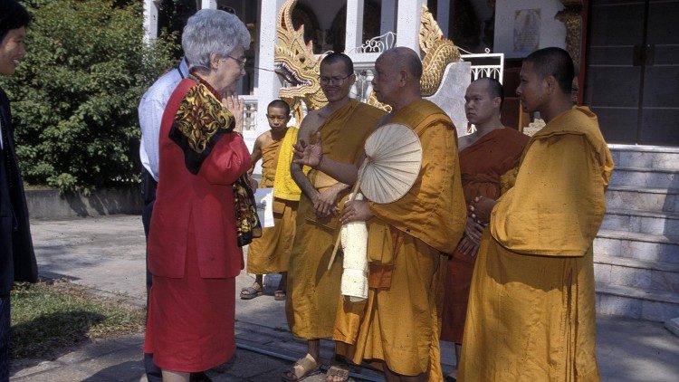 Chiara Lubich con alcuni monaci buddisti della Thailandia