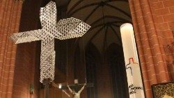 Křž a svíce jako symboly synodální cesty v Německu