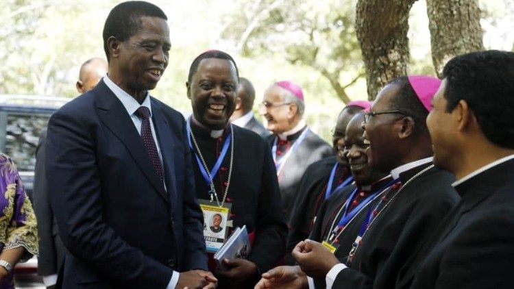 Bwana Lungu akiwa na Maaskofu wa Zambia