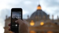 圣伯多禄大殿与智能手机