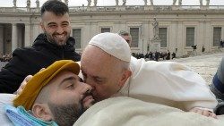 ഫ്രാൻസീസ് പാപ്പായുടെ സാന്ത്വനം സ്പർശം, ഒരു രോഗിയുടെ ചാരെ, 2020 ഫെബ്രുവരി 27-ന്, വത്തിക്കാനിൽ വിശുദ്ധ പത്രോസിൻറെ ബസിലിക്കയുടെ അങ്കണത്തിൽ