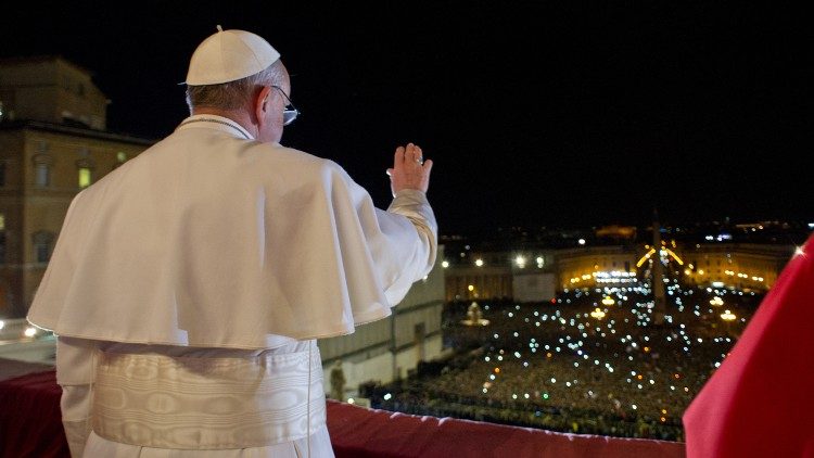 Papst Franziskus auf der Mittelloggia nach seiner Wahl zum Papst am 13.3.2013