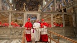 El Cardenal Hummes a la derecha del Papa el día de la elección, 13 de marzo de 2013.