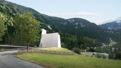 Schweiz: Kirche an einer Bergstraße