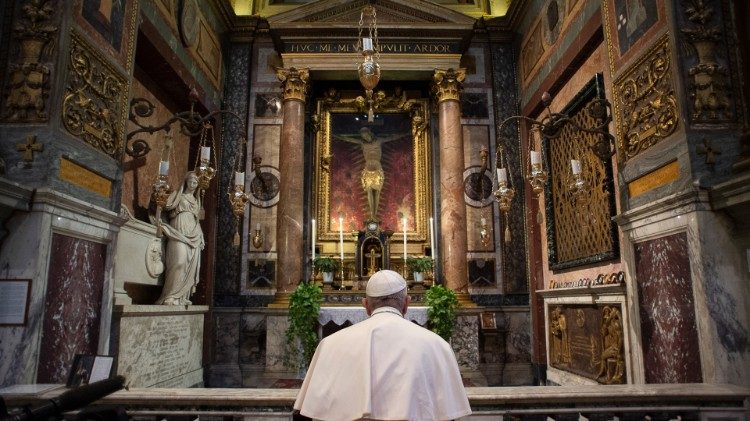 Franziskus 2020 beim Gebet in einer römischen Kirche