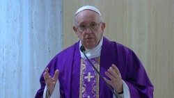 2020.03.17 Papa Francesco celebra la messa a casa Santa Marta
