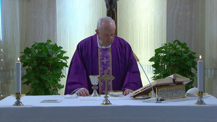 2020.03.17 Papa Francesco celebra la messa a casa Santa Marta