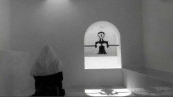 Siostra klauzurowa na modlitwie 