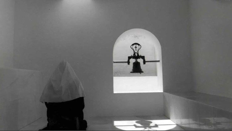 Siostra klauzurowa na modlitwie 