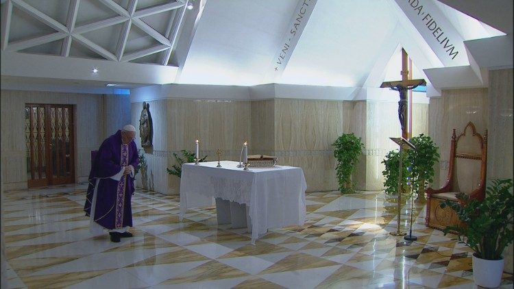 2020.03.27 Papa Francesco celebra la Messa a Casa Santa Marta