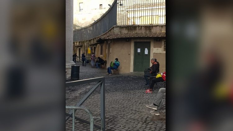 Le docce sotto il Colonnato