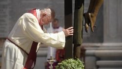 Popiežius Pranciškus Didžiojo penktadienio Kryžiaus pagerbimo apeigose Vatikane 2020 m. balandžio 10 d.
