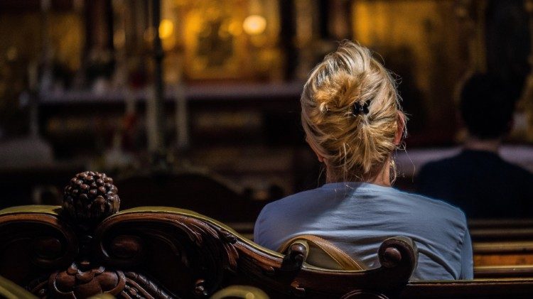 Frau in einer Kirche