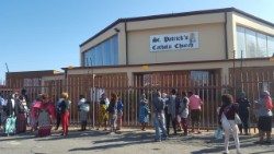 Africa do Sul - migrantes pedem ajuda a paróquias em cesta básica  Sudafrica 