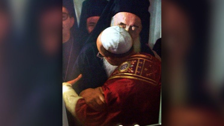 Die kirchenhistorische Umarmung von Athenagoras und Paul VI. 1964 in Jerusalem