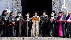 Le Pape François entouré de patriarches orientaux à Bari en 2018