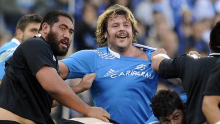 Il campione di rugby Andrea Lo Cicero mette all'asta una cena cucinata da lui dopo un allenamento insieme al vincitore