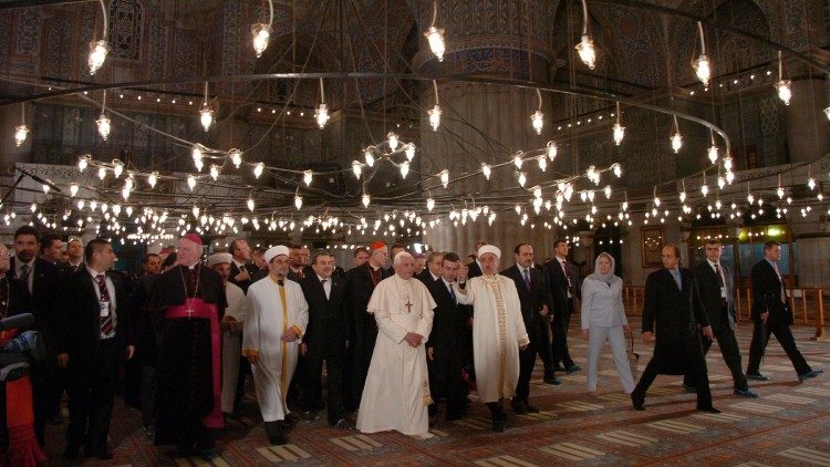  Le Pape Benoît XVI visitant la Mosquée bleue, en 2006.