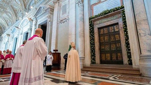 पवित्र द्वार के सामने खड़े पोप फ्राँसिस एवं विश्वासी